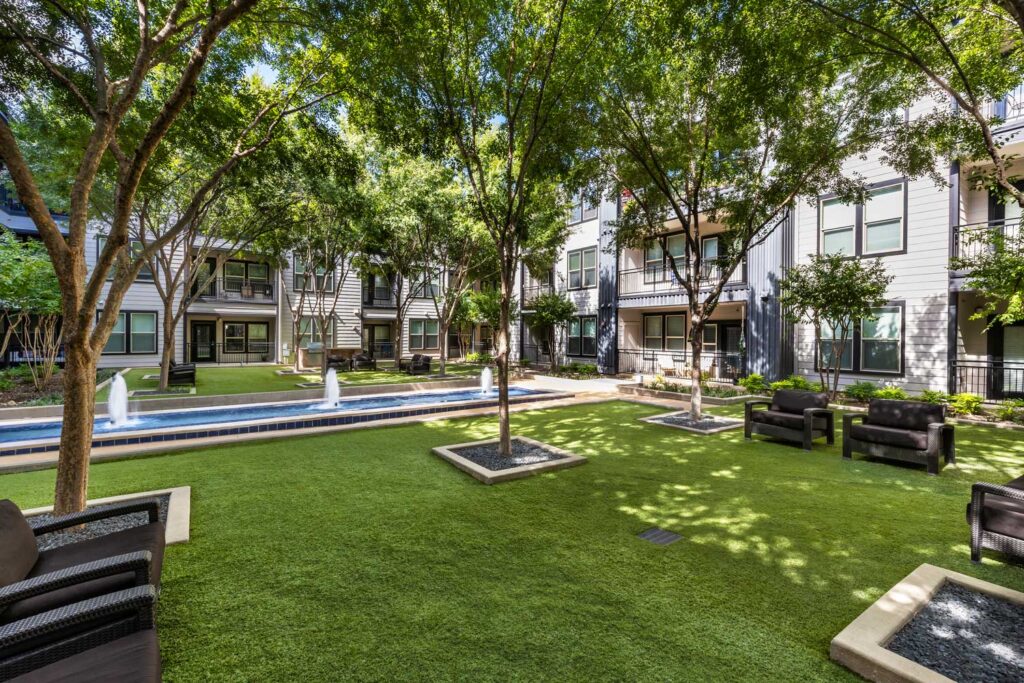 courtyard - The Southwestern, luxury 1 & 2 bedroom apartments in Dallas